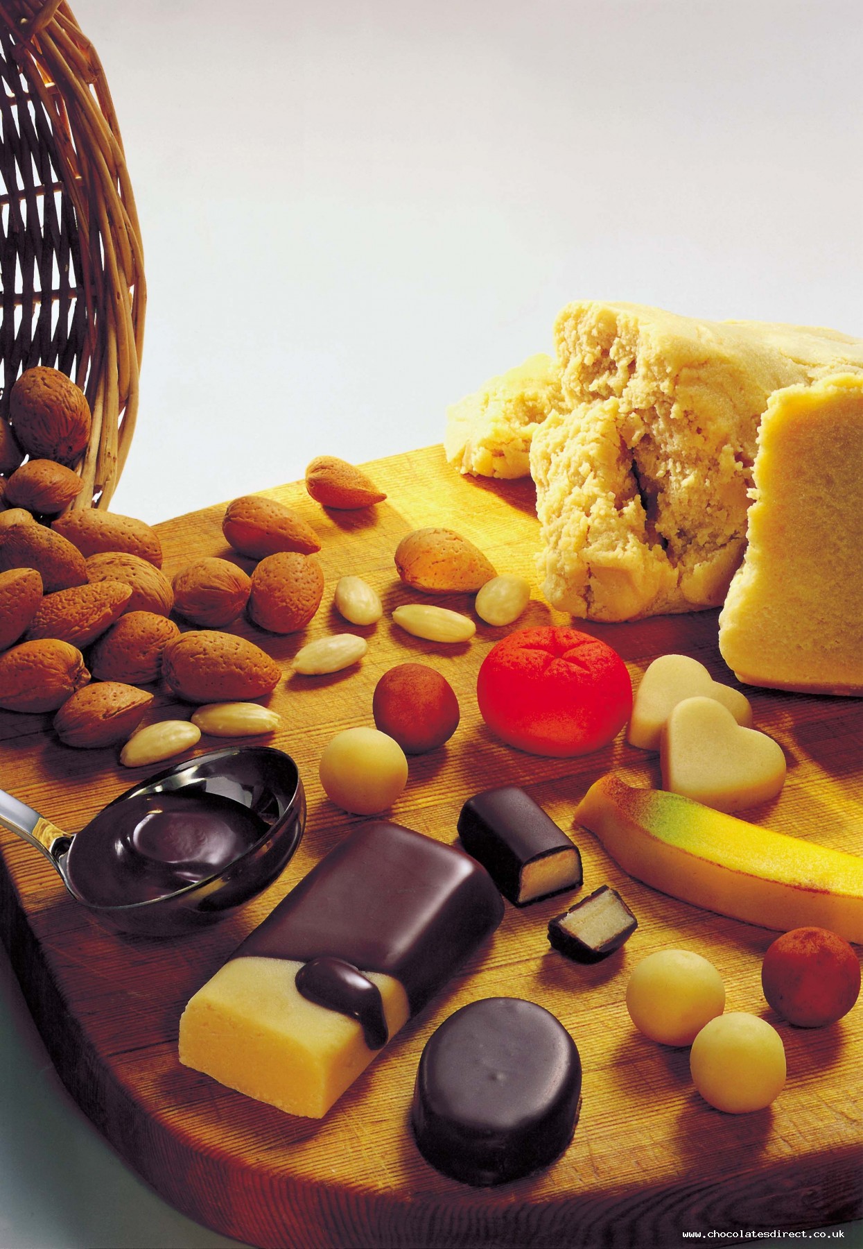 Dark chocolate marzipan bar 140g